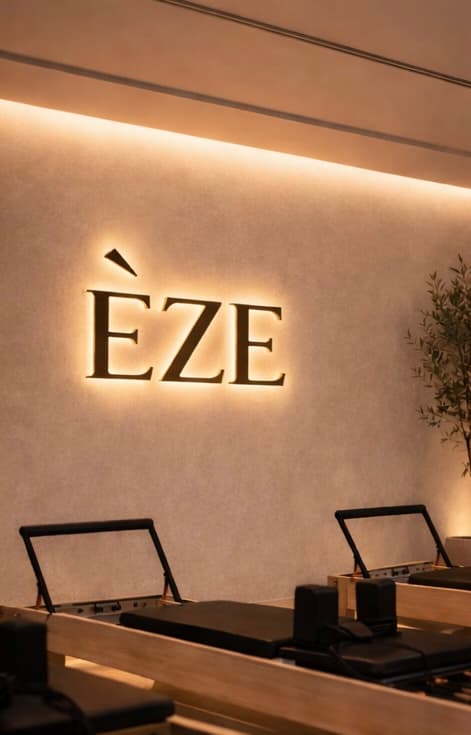 Perete studio Eze cu logo iluminat